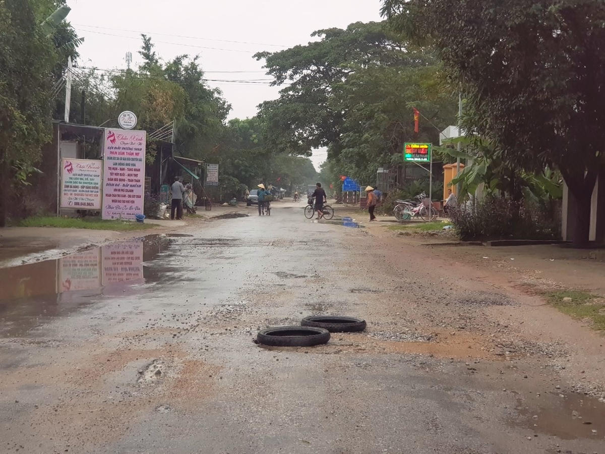 Đường 4A vừa sửa xong đã bong tróc, hư hỏng.