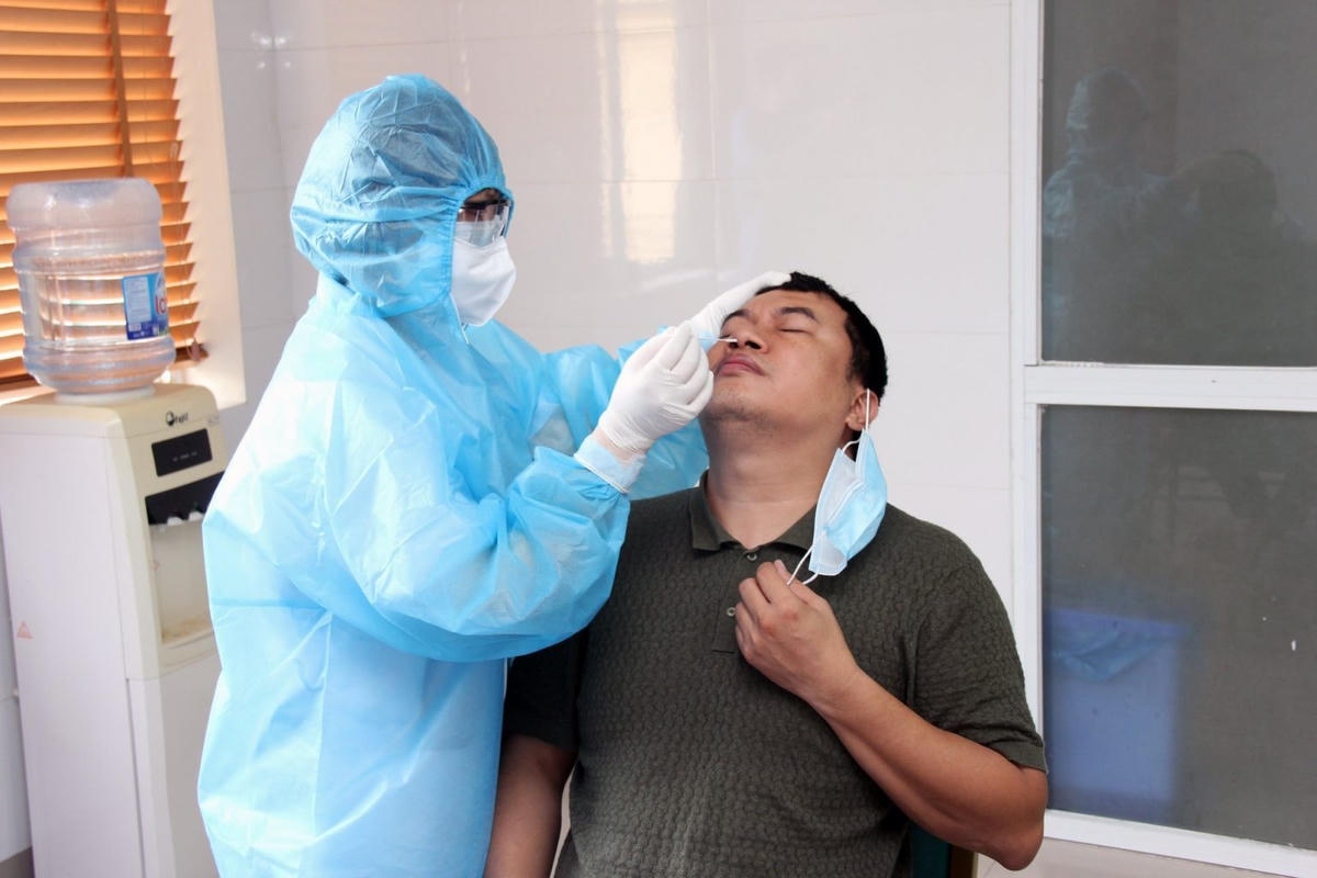 Bệnh viện Da liễu trung ương lấy mẫu xét nghiệm RT-PCR phát hiện SARS-CoV-2 cho toàn bộ nhân viên, người lao động.