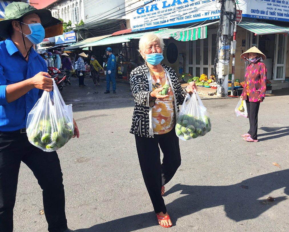 Cụ bà Trần Thị Chung, tiểu thương chợ phường 3, không cầm được những giọt nước mắt xúc động khi nghĩ về những hòa cảnh khó khăn, những người lao động nghèo không có thu nhập trong mùa dịch bệnh.