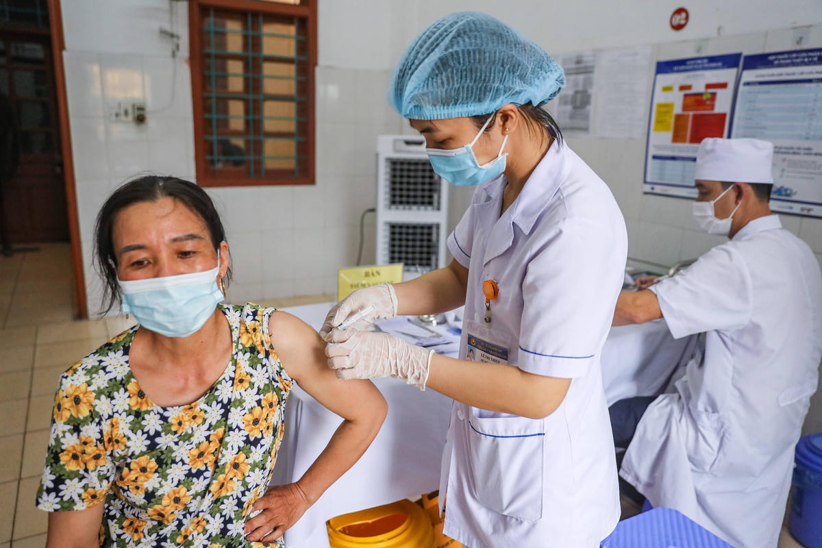Tiêm vaccine phòng Covid-19 cho người dân.  Ảnh: Quang Vinh