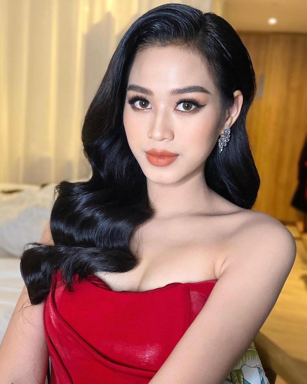 Không còn gắn bó với những trang phục kín đáo, nữ tính và hơi "sến" như thời điểm mới đăng quang, Đỗ Thị Hà bắt đầu diện các thiết kế giúp tôn vóc dáng sexy. Trên trang cá nhân, Hoa hậu Việt Nam 2020 chia sẻ nhiều hình ảnh mặc đầm cúp ngực, khoe vai thanh mảnh.