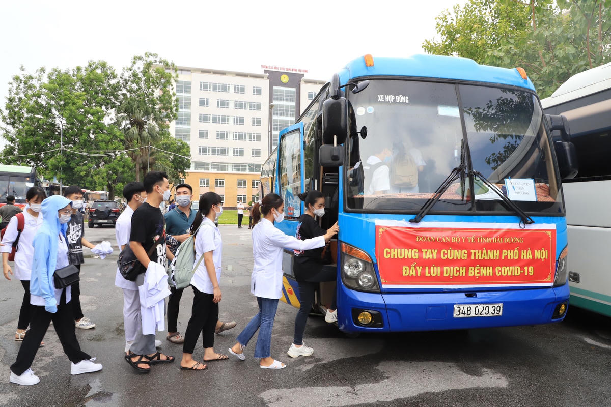 Hải Dương: 226 'chiến sĩ áo trắng' lên đường hỗ trợ TP Hà Nội chống dịch