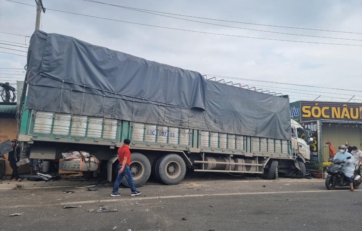 Xe tải mất lái lao vào nhà người dân.