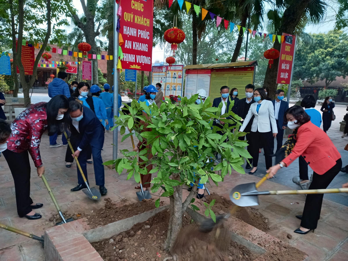 Các đại biểu trồng cây tại Khu di tích Đền thờ Hoàng Thái Hậu Ỷ Lan.