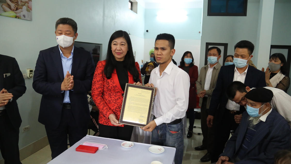 Nhận thư khen và biểu dương của Bí thư Thành uỷ Vương Đình Huệ.