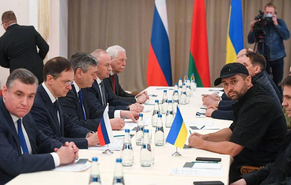 Buổi đàm phán giữa hai phái đoàn Nga và Ukraine. Ảnh: TASS.