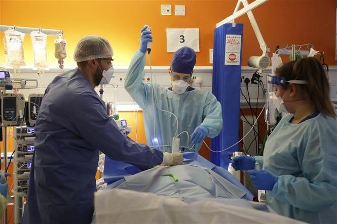 Điều trị cho bệnh nhân nhiễm Covid-19 tại bệnh viện ở London (Anh). (Ảnh: AFP/TTXVN).