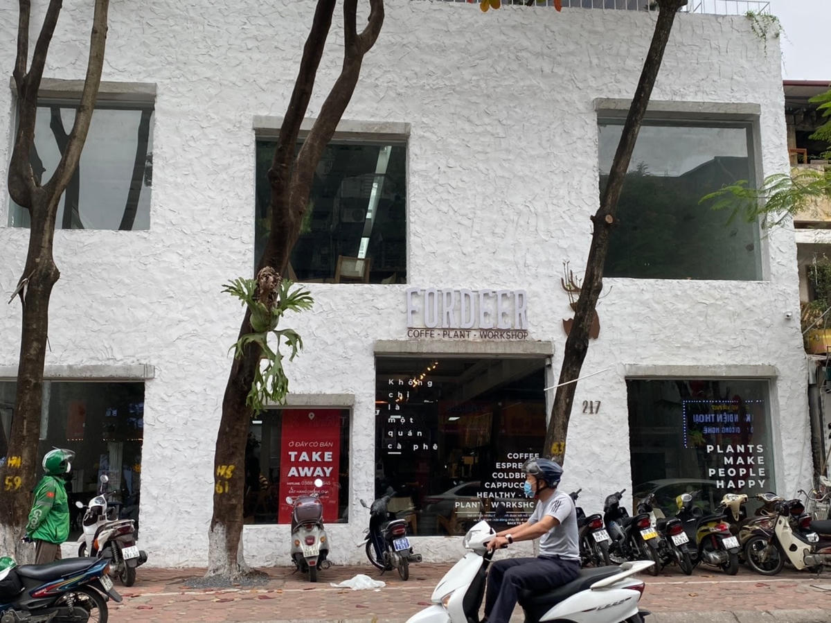 Quán cafe lớn trên phố Tô Hiệu phục vụ bán mang về. Ảnh: L.A..