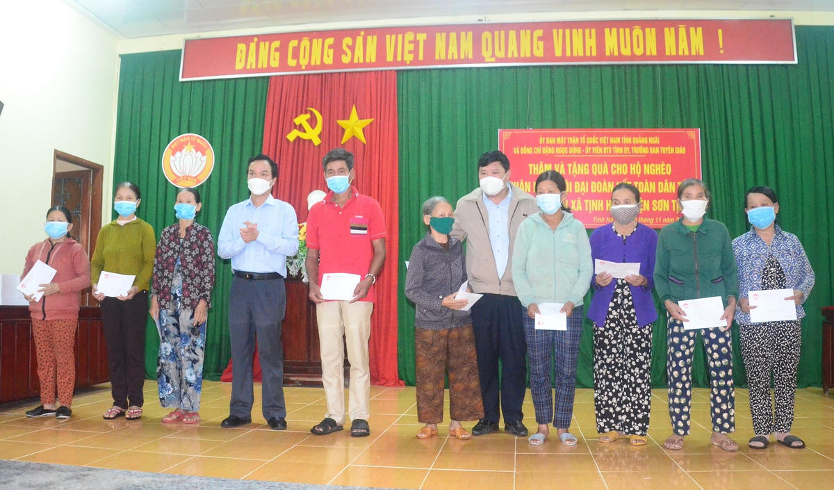 Ông Đặng Ngọc Dũng trao quà cho hộ nghèo tại xã Tịnh Hà.