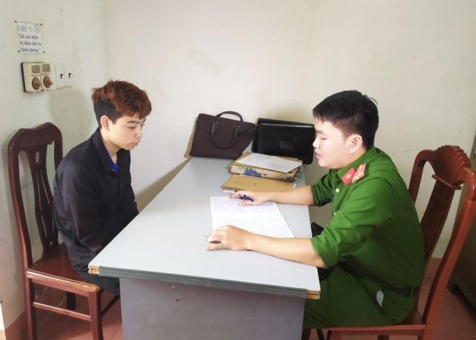 Đối tượng Nguyễn Cao Dũng làm việc với cơ quan điều tra. Ảnh: Báo Đảng Cộng Sản.