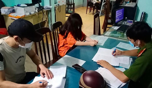 Công an an xã Phú Xuân làm việc với phụ huynh và nữ sinh đánh bạn. Ảnh: Báo ĐN.