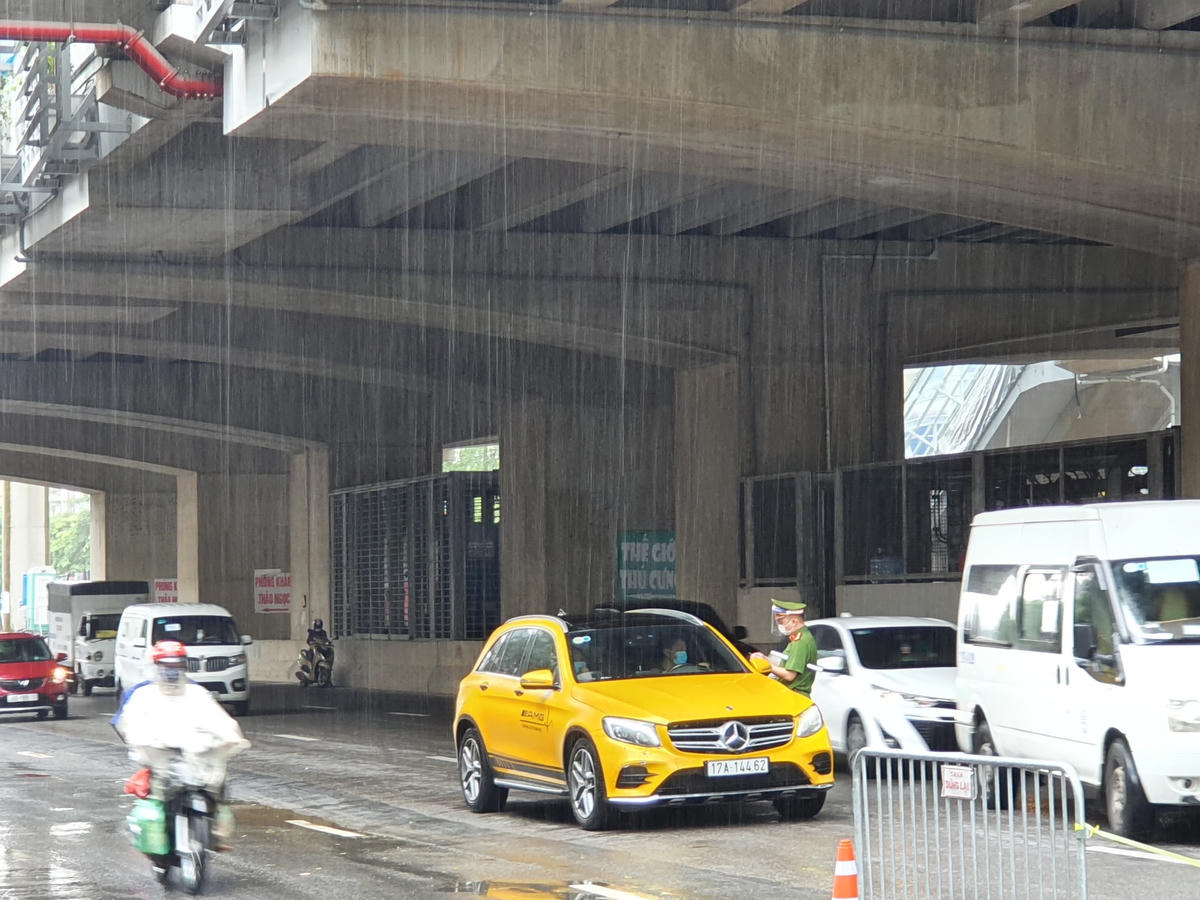 Trời đổ mưa lớn nhưng lực lượng chức năng vẫn tích cực làm nhiệm vụ.