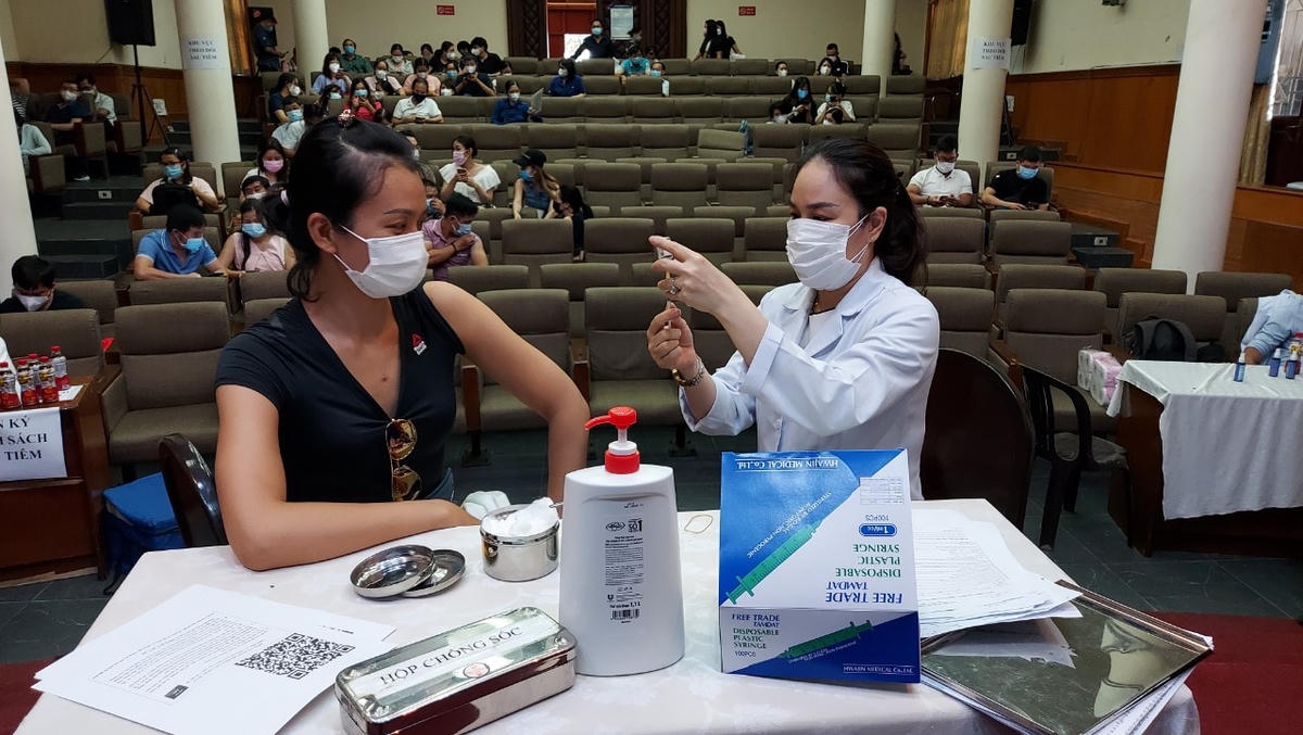 Người dân TP HCM từ 18 tuổi, không phân biệt thường trú hay tạm trú, sắp tới đây sẽ được tiêm vaccine. Ảnh: Hồng Lĩnh.