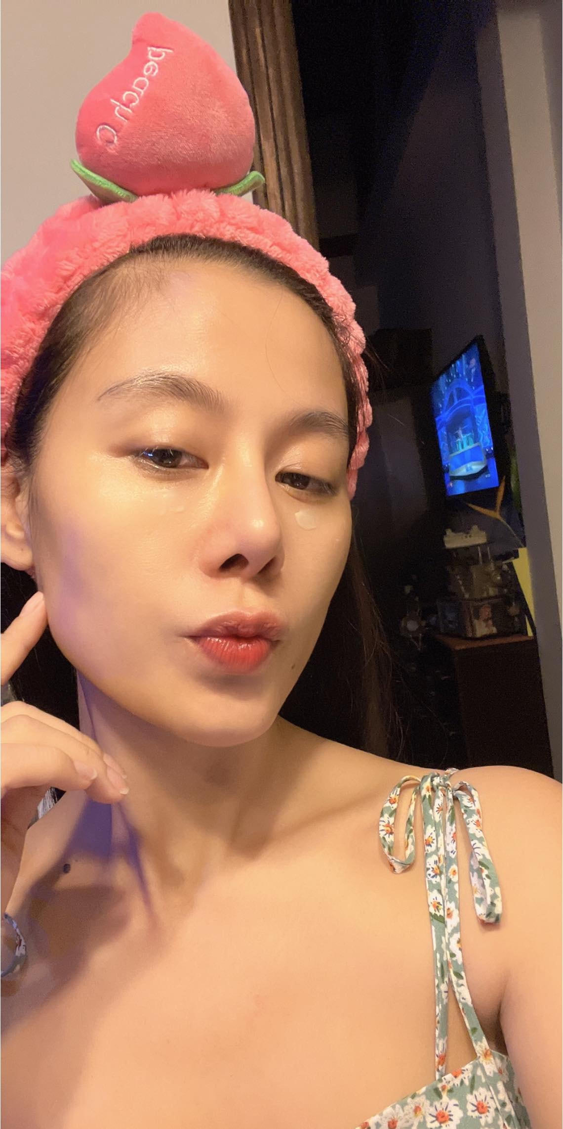 Hòa vào không khí cổ vũ cho Đội tuyển Việt Nam, Nam Thư khoe chăm sóc da kỹ càng để thức đêm xem bóng đá.