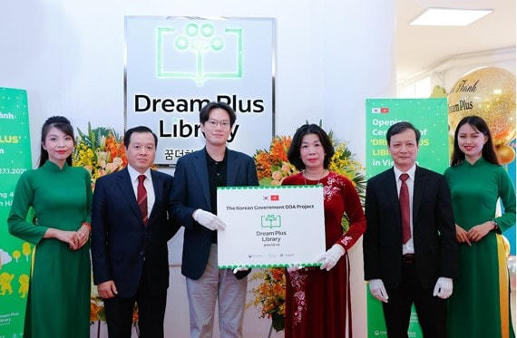 Ông Phạm Quốc Hùng, Vụ trưởng Vụ Thư viện, Bộ Văn hóa, Thể thao và Du lịch; ông Seok Jin Yeong, Giám đốc Trung tâm Văn hóa Hàn Quốc tại Việt Nam; bà Trần Thị Vân Anh, Phó giám đốc Sở Văn hóa Thể thao, UBND thành phố Hà Nội; ông Trần Văn Hà, Giám đốc Thư viện Hà Nội tại Lễ khánh thành.