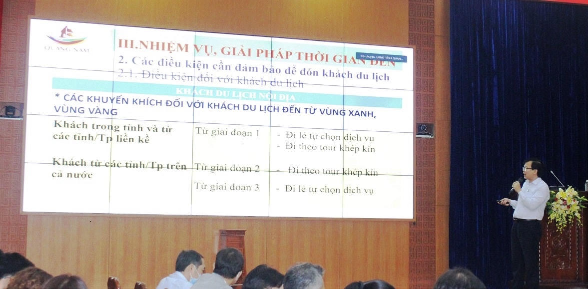 Ông Lê Ngọc Tường, Phó Giám đốc Sở VH,TT&DL tỉnh Quảng Nam trình bày lộ trình khôi phục du lịch.