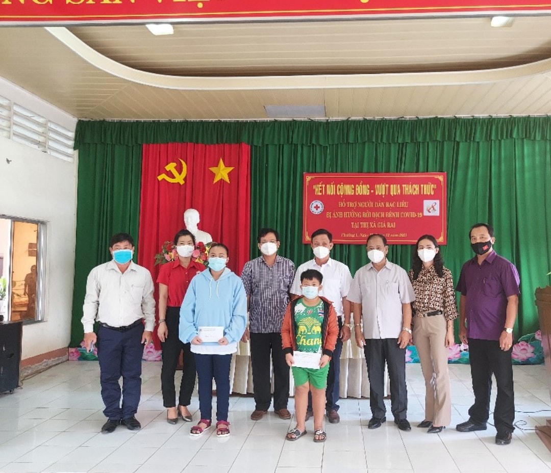MTTQ tỉnh và Hội Chữ thập đỏ tỉnh Bạc Liêu tặng quà cho trẻ em mồ coi và gia đình có người tử vong vì dịch Covid-19 ở TX Giá Rai.