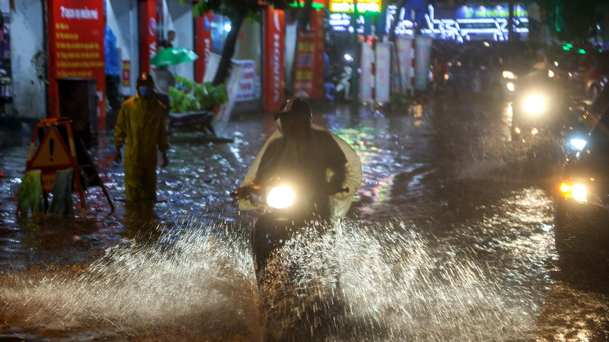 Mỗi trận mưa to, nhiều đường phố Hà Nội lại ngập.