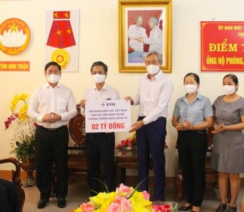 Ông Trần Quốc Nam, Phó Bí thư Tỉnh ủy, Chủ tịch UBND tỉnh Ninh Thuân; ông Lê Văn Bình, Chủ tịch Ủy ban MTTQ Việt Nam tỉnh Ninh Thuân tiếp nhận hỗ trợ của Tập đoàn Điện lực Việt Nam – Chi nhánh Ninh Thuận.