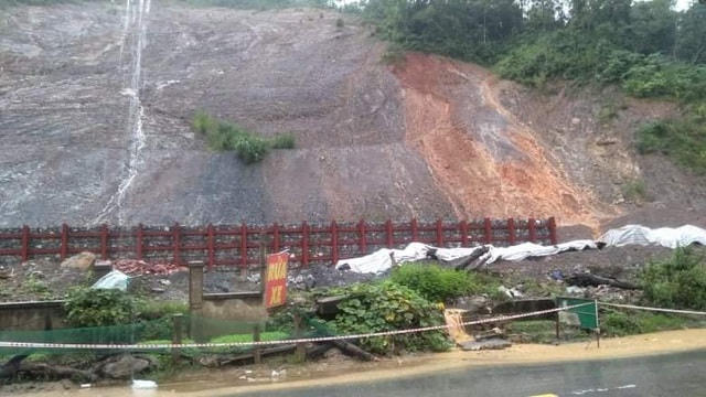Quả núi trên QL7 đoạn qua địa bàn thị trấn Mường Xén (huyện Kỳ Sơn) có nguy cơ sạt lở.