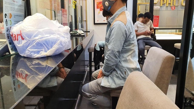 Với kỳ vọng giá vàng còn tăng tiếp, vị khách này đã xách cả bao tiền để đi mua vàng trong buổi sáng nay.