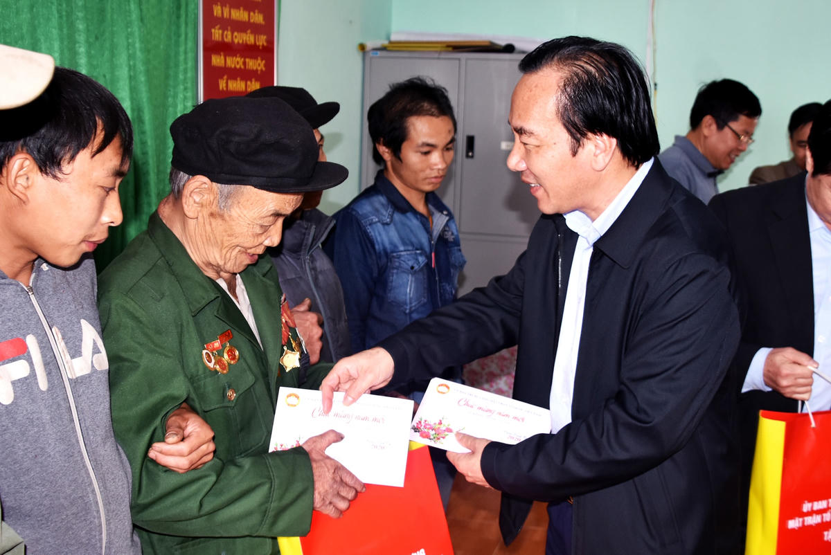 Phó Chủ tịch Ngô Sách Thực tặng quà cho các hộ nghèo, gia đình chính sách tại xã Tân Lập, huyện Bắc Quang, tỉnh Hà Giang.  