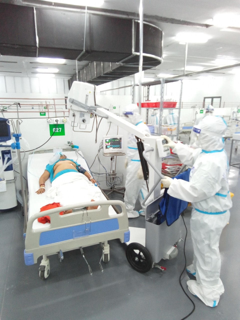 Các y bác sĩ đang điều trị cho bệnh nhân tại Trung tâm Hồi sức Covid-19 Trung ương Huế tại TP Hồ Chí Minh.