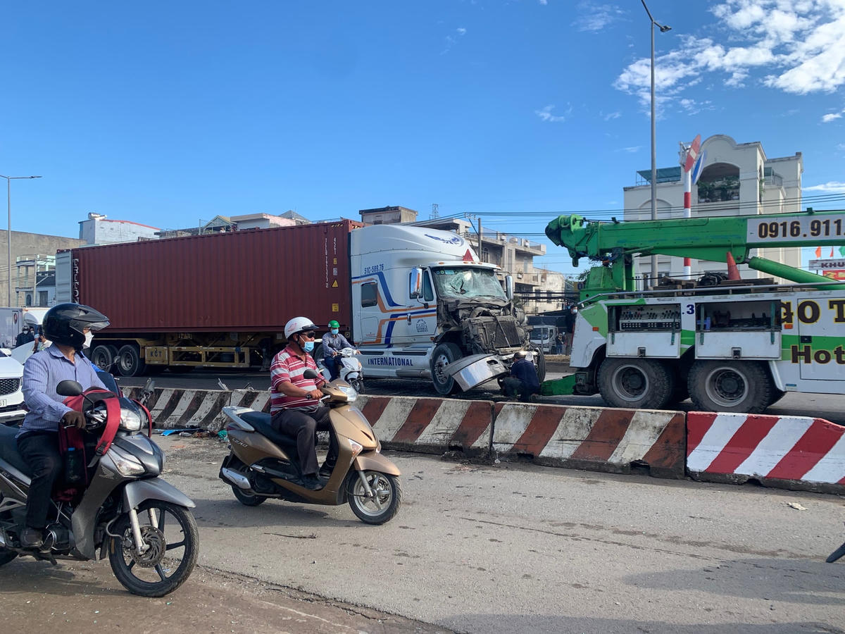 Một chiếc xe container nát bươm đầu xe sau va chạm giao thông.