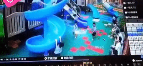 Khi đang ngồi vắt vẻo ở mép cầu trượt thì bé không may bị ngã lộn cổ xuống.