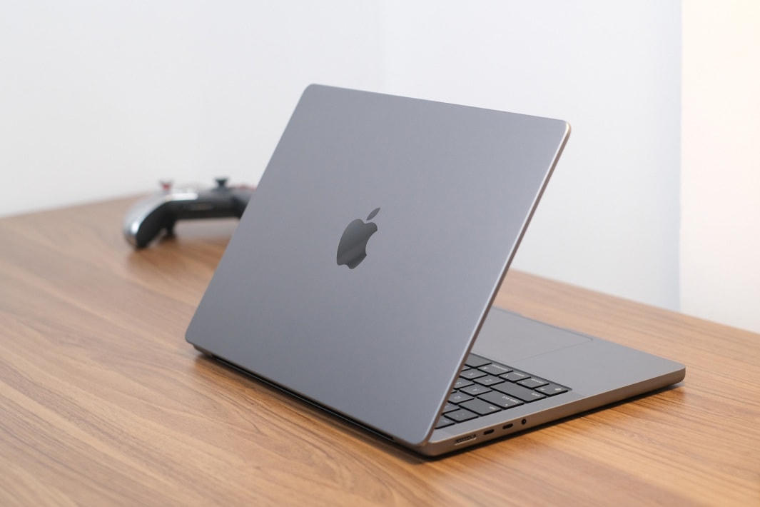 Hiện tại, chiếc MacBook Pro 14 inch đang được một số cửa hàng chào bán với mức giá hơn 50 triệu đồng. Trong khi đó, máy chính hãng có giá khởi điểm từ 53 triệu đồng và sẽ lên kệ vào cuối tháng 11 hoặc đầu tháng 12.