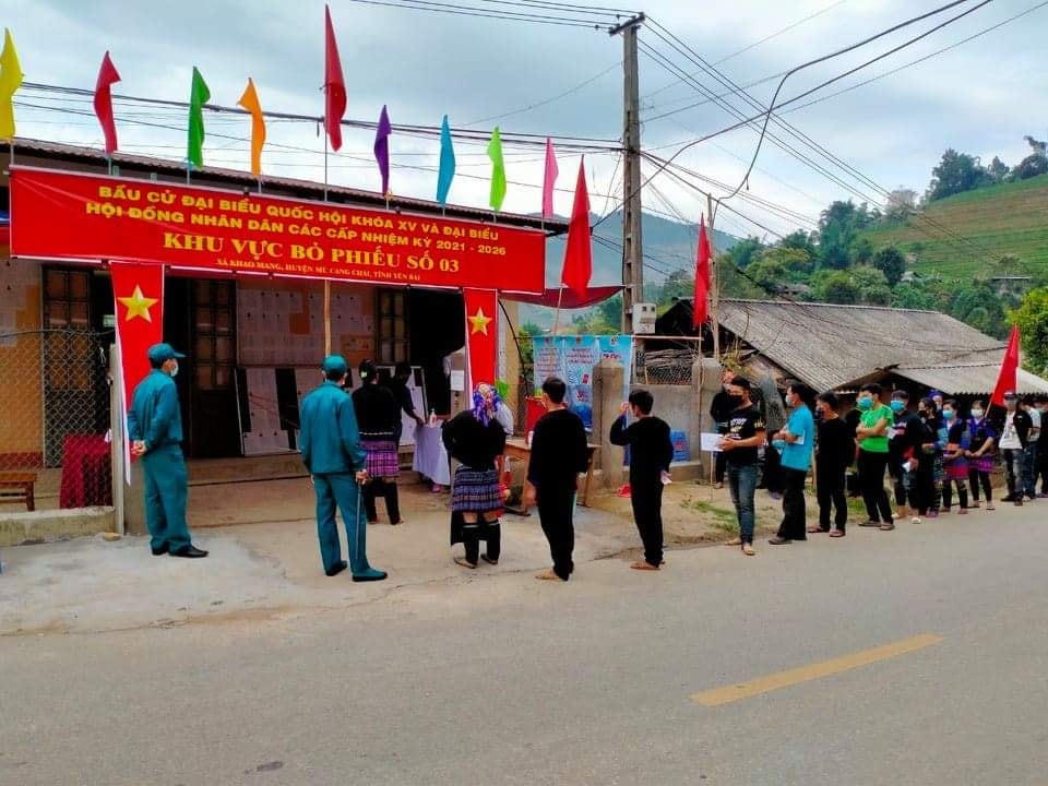 Cử tri huyện Mù Cang Chải (Yên Bái) đi bầu cử.