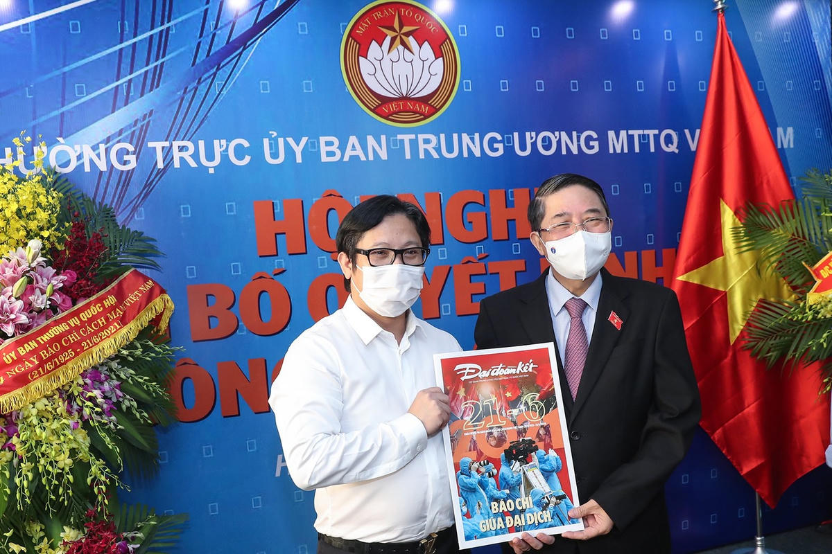 Nhà báo Lê Anh Đạt tặng Phó Chủ tịch Quốc hội Nguyễn Đức Hải số báo đặc biệt nhân kỷ niệm 96 năm Ngày Báo chí cách mạng Việt Nam. Ảnh: Quang Vinh.