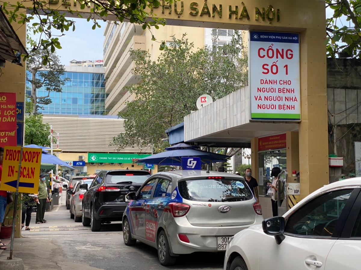 Các xe ô tô cũng phải dừng, đỗ để bảo vệ kiểm tra thân nhiệt từng người trên xe, đảm bảo công tác phòng dịch Covid-19. Ảnh: L.A.