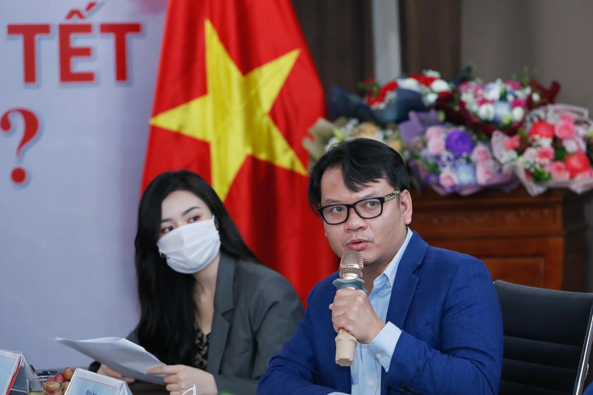 Nhà báo Trần Anh Tú đặt câu hỏi cho các khách mời tại Tọa đàm. Ảnh: Quang Vinh.