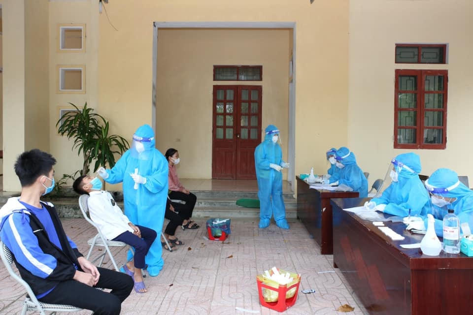 Tập trung lấy mẫu xét nghiệm cho học sinh.