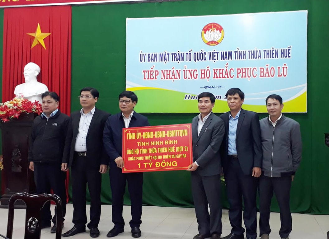 Cùng ngày, đoàn cũng đã đến thăm và trao số tiền 1 tỷ đồng tại tỉnh Thừa Thiên - Huế.