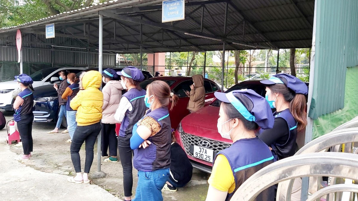 Sau giờ ăn trưa, hàng trăm công nhân Công ty Em-Tech Nghệ An đình công đòi tăng lương, phụ cấp, nâng cao chất lượng suất ăn và hỗ trợ công nhân bị ảnh hưởng Covid-19.