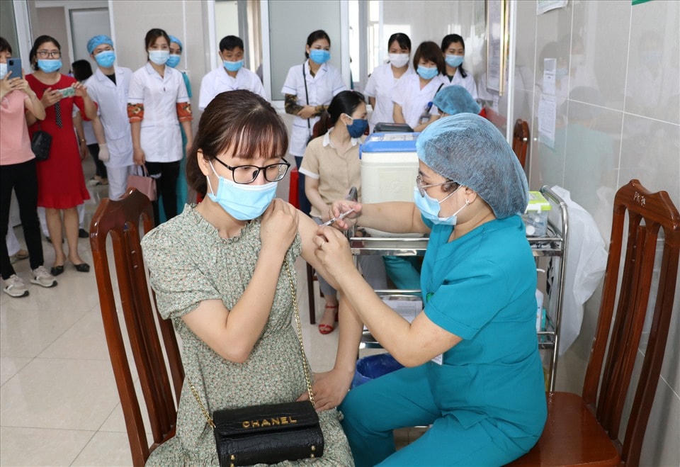 Đợt đầu tiên, ngành Y tế Ninh Bình triển khai tiêm 200 liều vaccine cho các đối tượng ưu tiên
