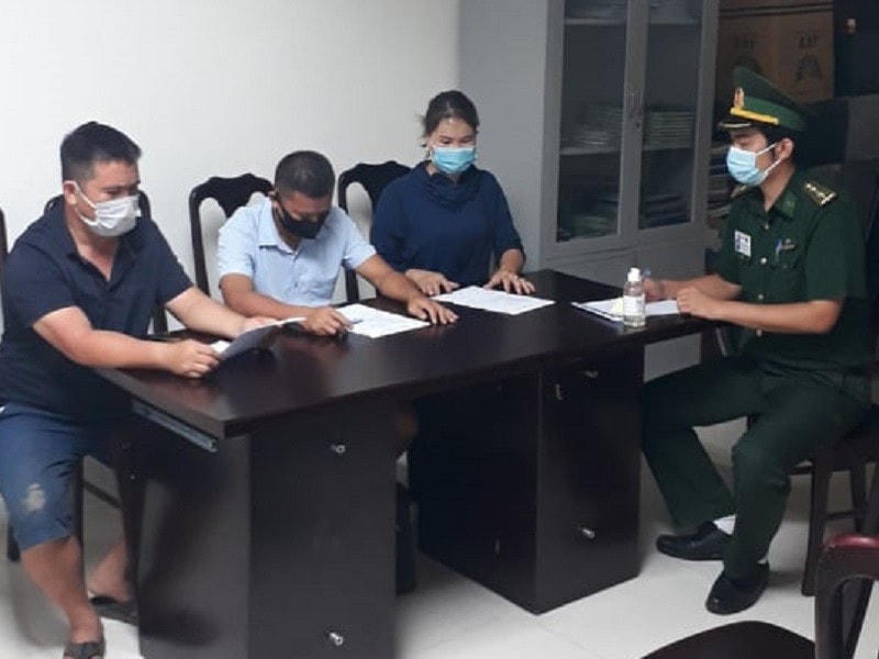 Các đối tượng xuất cảnh trái phép bị tạm giữ. Ảnh: Biên phòng Quảng Trị.