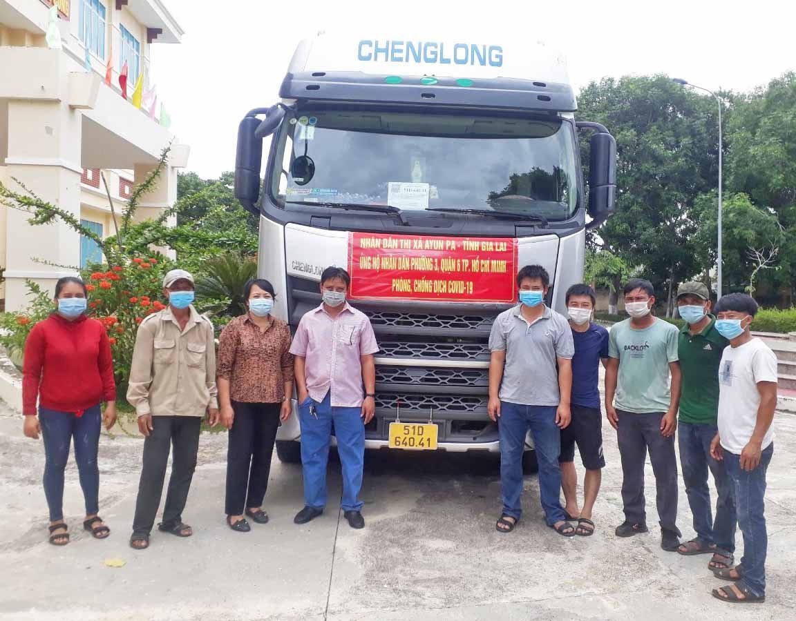 Nhân dân thị xã Ayun Pa (Gia Lai) chuyển hơn 11 tấn hàng ủng hộ người dân TP HCM. 
