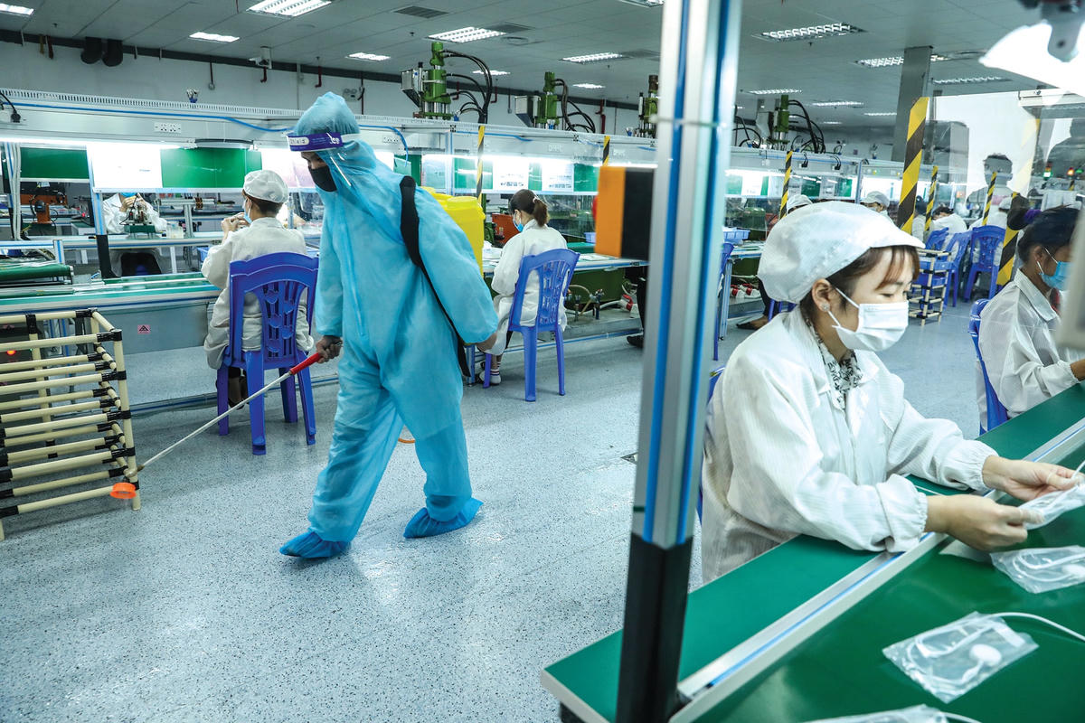 Phun khử khuẩn nơi sản xuất.