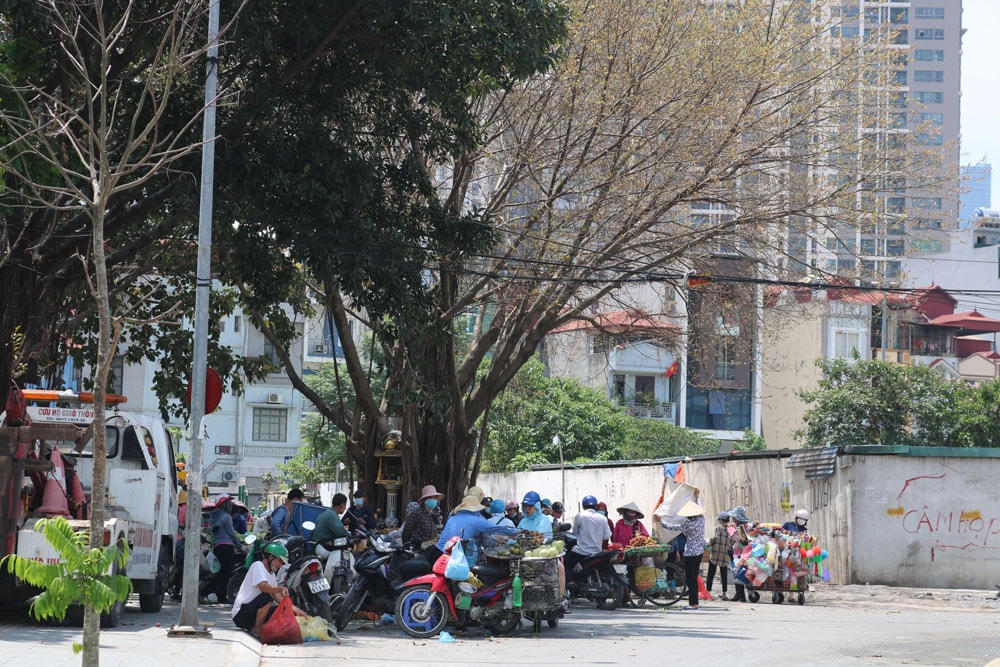 Hà Nội: Chợ vẫn tấp nập nhưng có nơi quên quy định 'đeo khẩu trang, giãn cách'