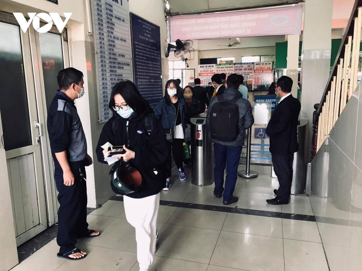 Người dân chấp hành tốt việc đeo khẩu trang nơi công cộng. Ảnh: VOV.