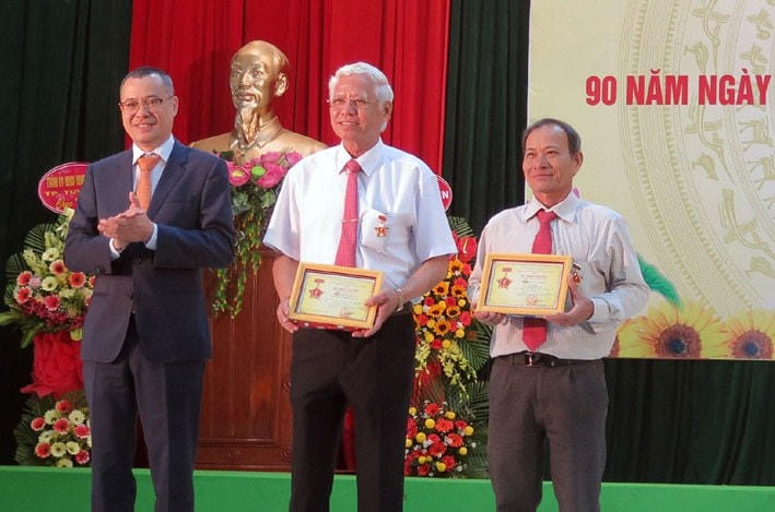 Ông Phạm Đại Dương, Bí thư Tỉnh ủy Phú Yên,  trao Kỷ niệm chương “Vì sự nghiệp Đại đoàn kết toàn dân tộc” cho ông Lương Minh Sơn, nguyên Phó Bí thư thường trực Tỉnh ủy (giữa) và ông Huỳnh Văn Dũng, Phó Chủ tịch Hội Nông dân tỉnh Phú Yên.