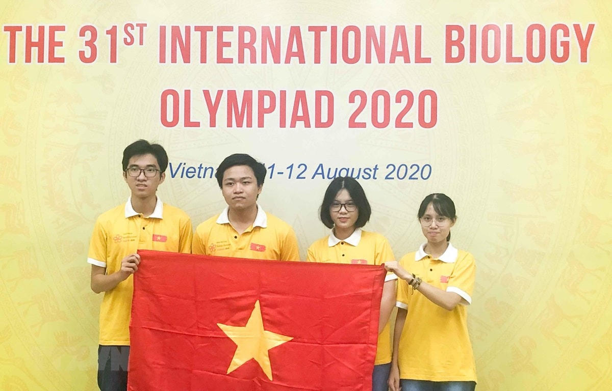 Bốn học sinh Việt Nam đều đoạt giải tại kỳ thi Olympic Sinh học quốc tế năm 2020. (Ảnh: TTXVN).
