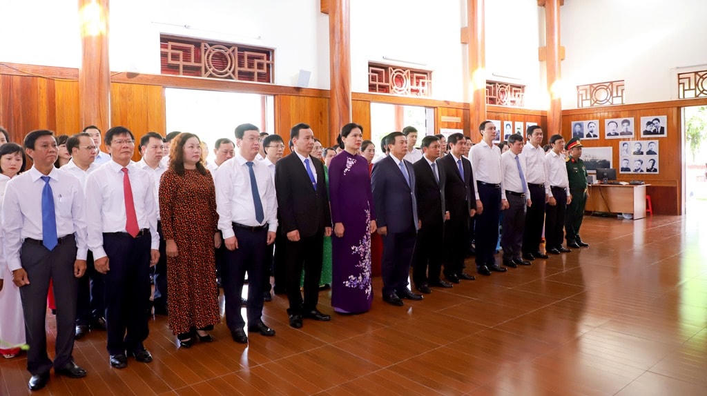 Trước đó, các đại biểu tham dự Hội thảo đã về Nhà lưu niệm đồng chí Nguyễn Thị Minh Khai (tại phường Quang Trung, TP VInh) dâng hoa, dâng hương nhân kỷ niệm 110 năm ngày sinh đồng chí (30/9/1910 - 30/9/2020).
