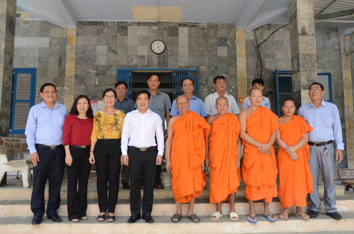 Các lãnh đạo địa phương đến thăm, chúc mừng lễ Sên Dolta tại các chùa.