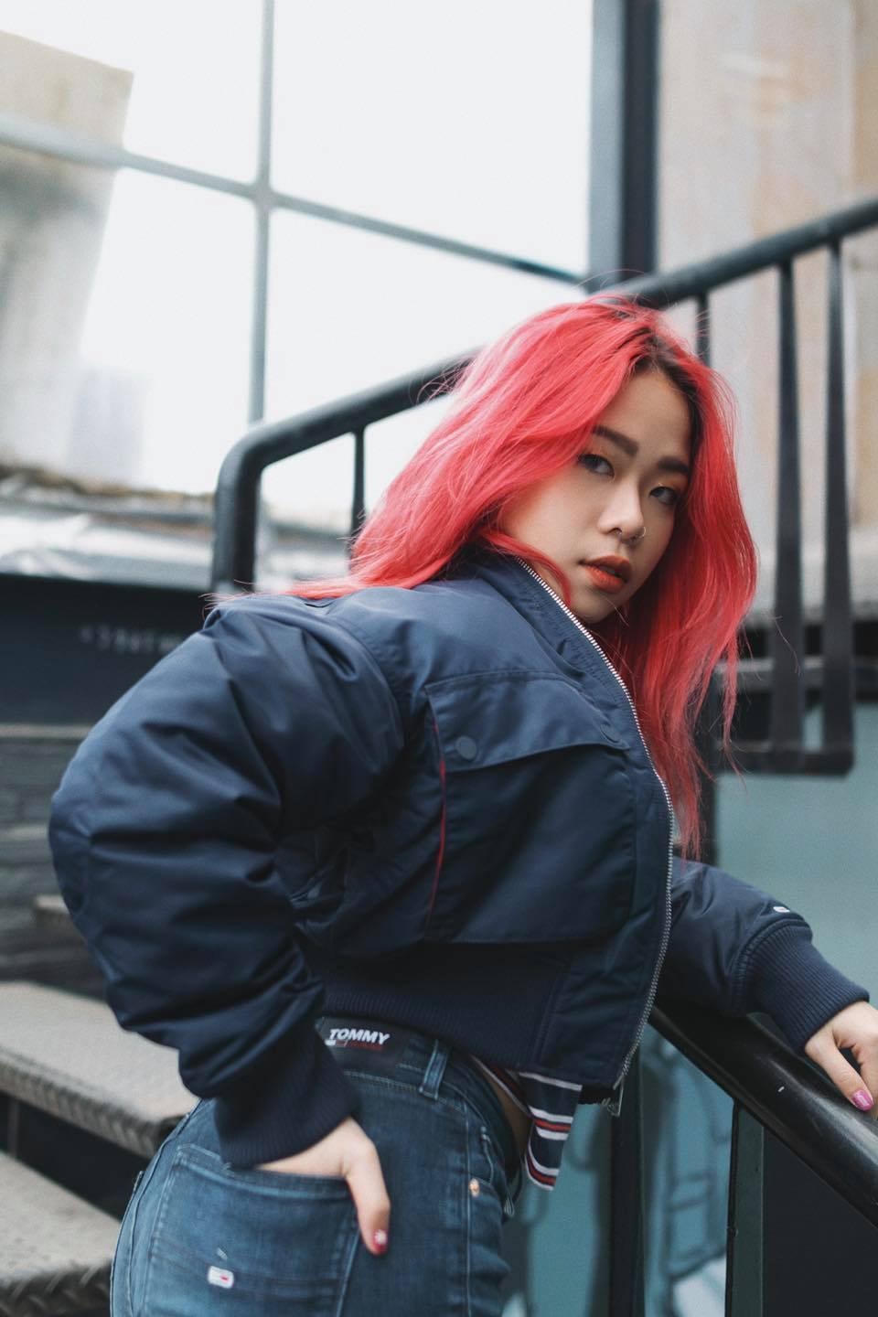 Nữ rapper thường xuyên diện những set đồ rộng, phá cách, đôi khi lại sexy với quần jeans, áo croptop.