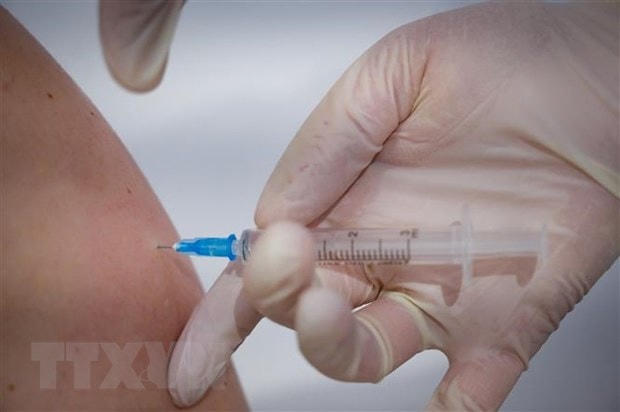 Nhân viên y tế tiêm vaccine phòng Covid-19 cho người dân. (Ảnh: AFP/TTXVN).