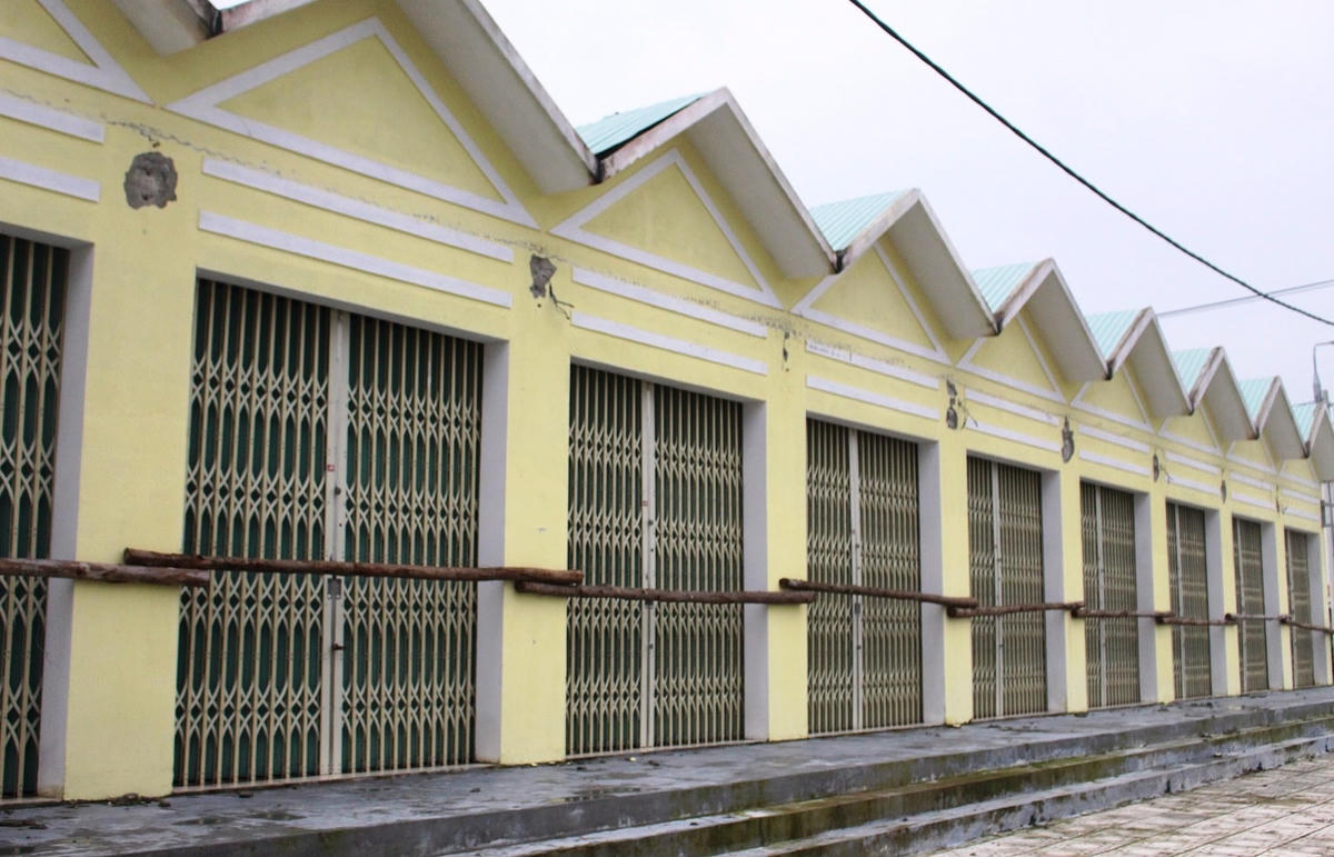 Các dãy ki ốt chợ mới Bà Rén vẫn “án binh bất động”
